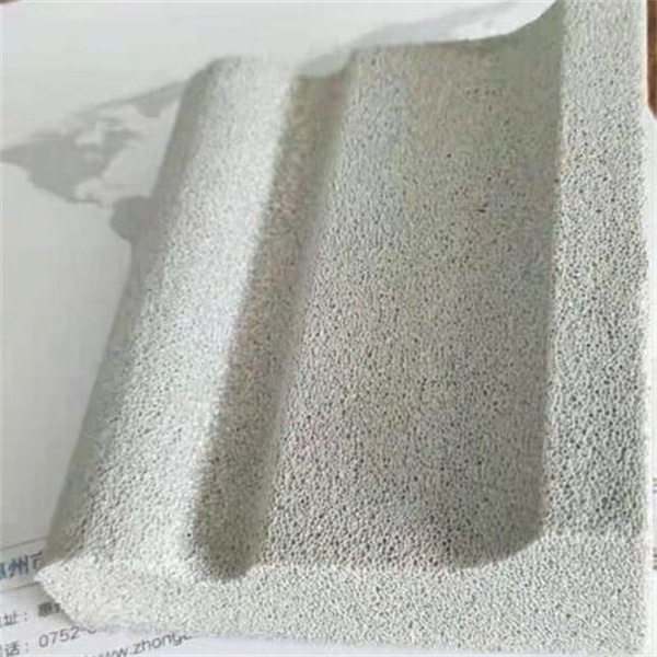 發(fā)泡陶瓷板及發(fā)泡陶瓷構件